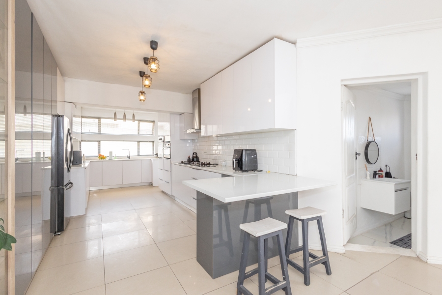 6 Bedroom Property for Sale in Jakarandas Western Cape